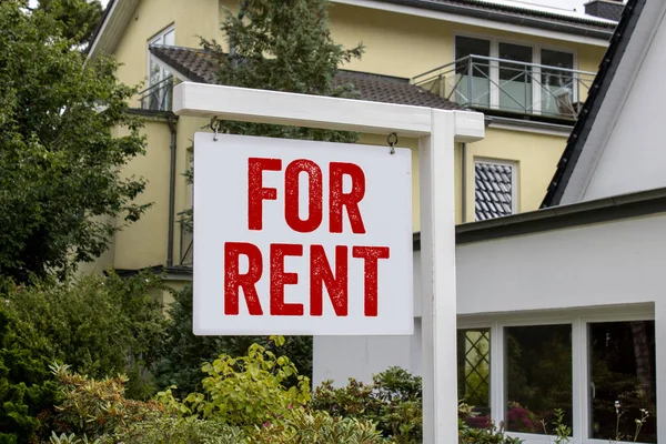 Holzschild Vor Einem Haus Mit Der Aufschrift Vermieten Verkaufen Und — Stockfoto