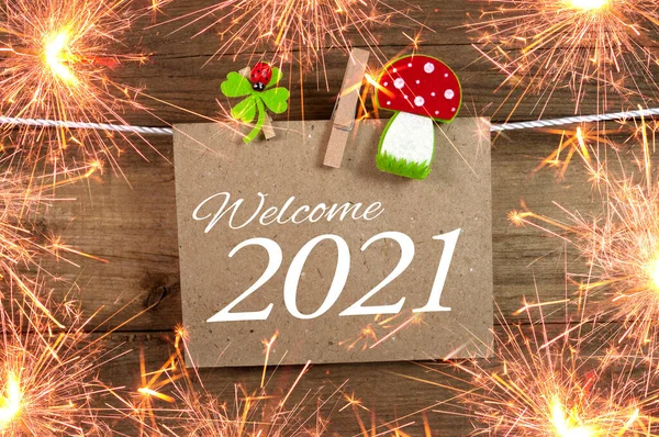 Krijtbord Met Klavertje Vier Schoorsteenveger Sterretjes Met Gelukkig Nieuwjaar 2021 — Stockfoto
