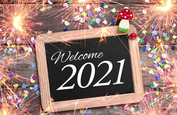 Krijtbord Met Klavertje Vier Schoorsteenveger Sterretjes Met Gelukkig Nieuwjaar 2021 — Stockfoto