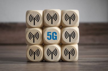Tahta zemin üzerinde 5G olan küp ve zarlar
