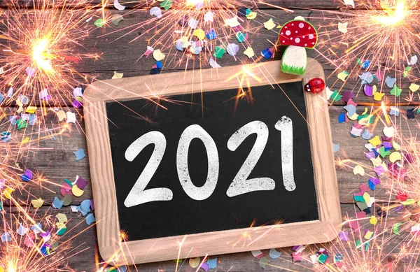 Krijtbord Met Klavertje Vier Schoorsteenveger Sterretjes Met Gelukkig Nieuwjaar 2021 — Stockfoto