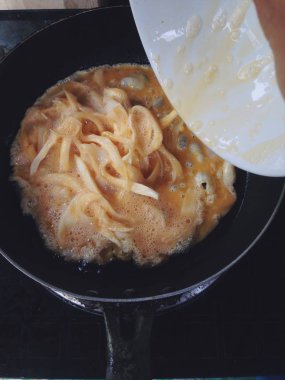 Omlet yapmak kolay yumurtadan yapılan bir kızarmış gıdadır. Yaygın olarak kullanılan yumurta veya ördek yumurta, kabuklu, çırpılmış yumurta akı ve yumurta sarısı homojen içine ve sonra baharat ekleyin, sonra pişmiş kadar kızartın.