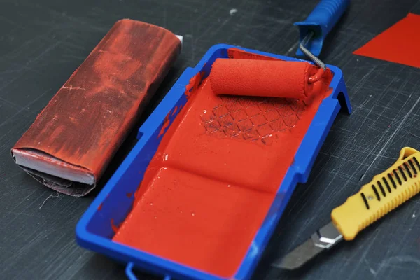 İçinde belgili tanımlık tepsi kırmızı renkle boya tepsi rulo