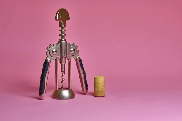 Tirbuşon ve pembe bir arka plan üzerinde mantar