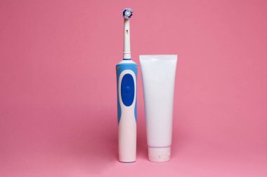 Modern elektrikli diş fırçası ve diş macunu, kapat