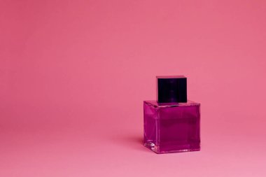 Kadın parfüm şişesi