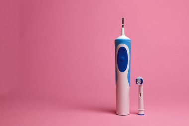 Modern elektrikli diş fırçası ve diş macunu, kapat