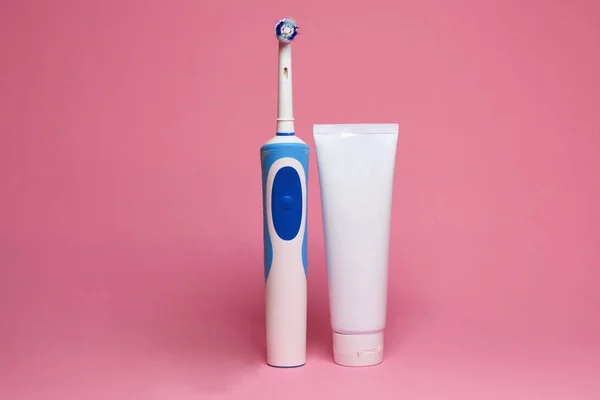 Modern elektrikli diş fırçası ve diş macunu, kapat