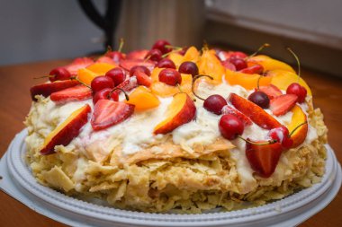 Şeftali ve kiraz krem tatlı