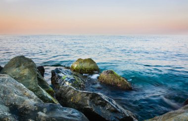 Sabah deniz kayalara karşı dayak