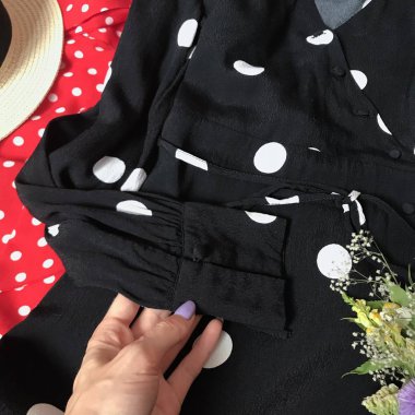 Benekli siyah elbise yakın çekim