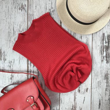 Ahşap arka plan üzerinde kırmızı T-shirt