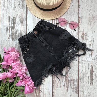 Ahşap arka plan üzerinde siyah kot şort