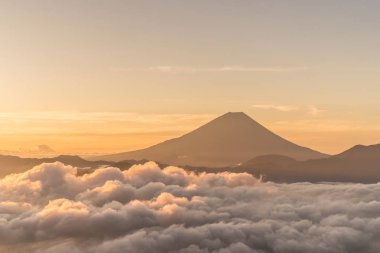 Mt.Fuji bulutlar, yaz, deniz ile Mt.Kushigata gördüm 