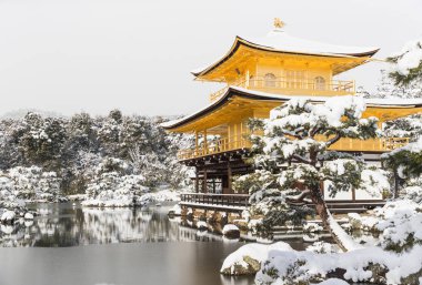 Zen Tapınağı Kinkakuji (altın Pavilion) kar ile sonbahar kış 2017. Kinkakuji Kyotos önde gelen tapınaklar ve tanınan Unesco tarafından Dünya Kültür Mirası biridir