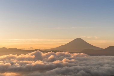 Mt.Fuji bulutlar, yaz, deniz ile Mt.Kushigata gördüm 