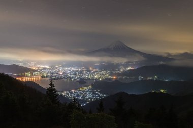 Dağ Fuji gece manzarası ile bulutlu gökyüzü ve Shindo beraber görünümü noktasından görülen Kawaguchiko Gölü.