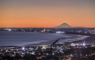 Mt. Fuji ve Iioka şehir, Chiba İli vasıl belgili tanımlık kıyı. Mt.Fuji 185 km. uzaklıktaki olmakla birlikte açık günlerde görülebilir.