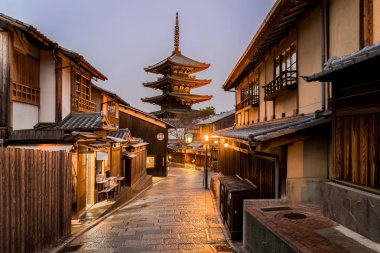Japon pagoda ve eski evde Kyoto ili kar düşen günde