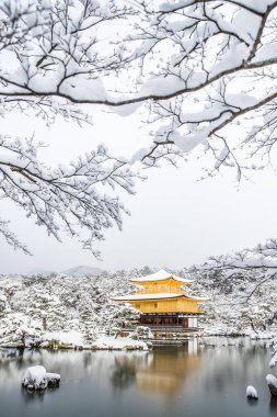 Zen Tapınağı Kinkakuji (altın Pavilion) kar ile sonbahar kış 2017. Kinkakuji Kyotos önde gelen tapınaklar ve tanınan Unesco tarafından Dünya Kültür Mirası biridir