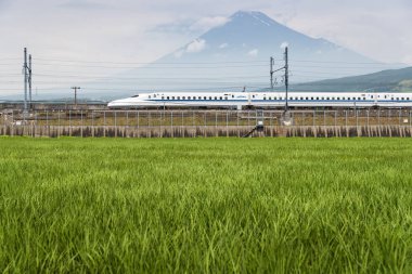 Shizuoka - Temmuz 03: Shinkansen hızlı tren ve dağ Fuji Shizuoka, Japonya üzerinde 03 Temmuz 2017. Dünya'nın en yoğun hızlı tren dört Japonya Demiryolları şirketler tarafından işletilen Shinkansen olduğunu.