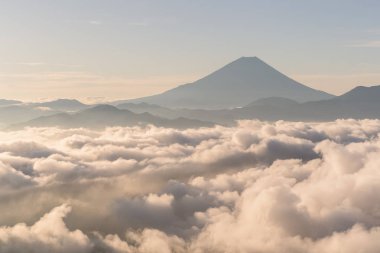 Mt.Fuji bulutlar, yaz, deniz ile Mt.Kushigata gördüm 
