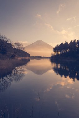 Fuji Dağı ve Gölü Tanumi güzel gündoğumu kış sezonu ile. Göl Tanuki Fuji Dağı, Japonya yakınındaki bir göldür. Fujinomiya, Shizuoka Prefecture, yer alır ve bir parçasıdır Fuji-Hakone-Izu Milli Parkı.