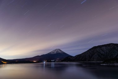 Lake Motosu ve mt. Fuji gece zaman kış sezonu. Lake Motosu Fuji beş göller en batı ve Güney Yamanashi ili Fuji Dağı, Japonya yakınında yer alan