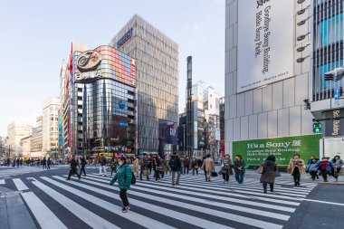 Tokyo, Japonya - 01 Şubat 2017: Cityscape Ginza bölgesinde. Yüksek son perakende alışveriş bölgesinin sunmaktadır.