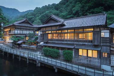 Higashiyama Onsen, sadece doğusunda Aizu Wakamatsu, Fukushima ili kent merkezinde bir vadide bir kaplıca tesisi.
