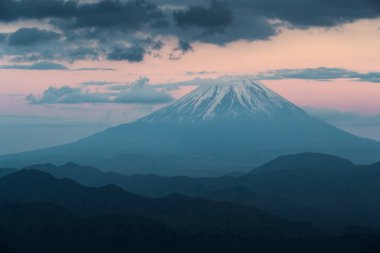 Mt. Fuji üst gündoğumu gökyüzü bahar sezonu ile