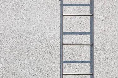 Yangın merdiveninde beton duvar