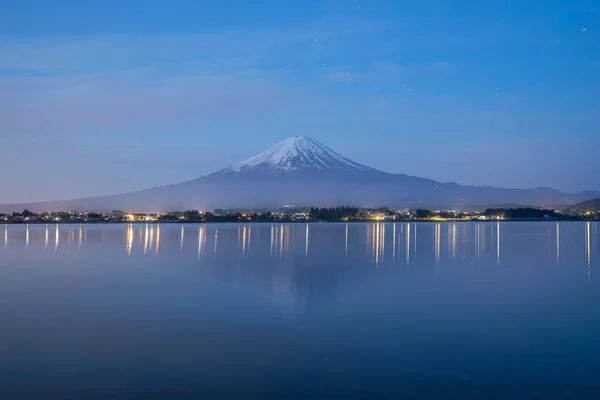 早朝の山富士山と河口湖 — ストック写真