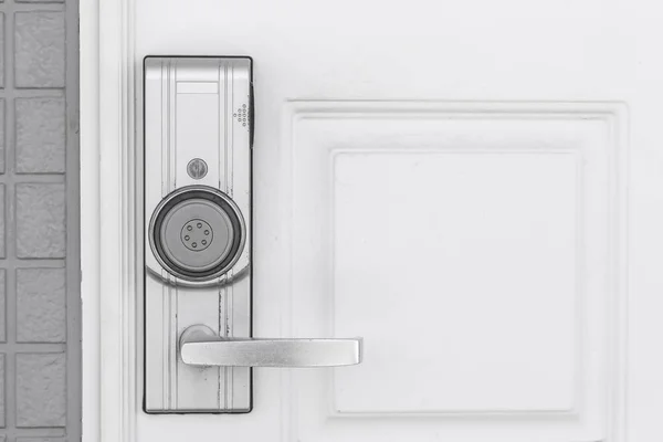 ドアの銀色のハンドルと白の木製のドア — ストック写真