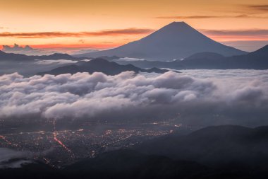 Mt.Fuji bulutlar, yaz, deniz ile Mt.Kushigata gördüm 