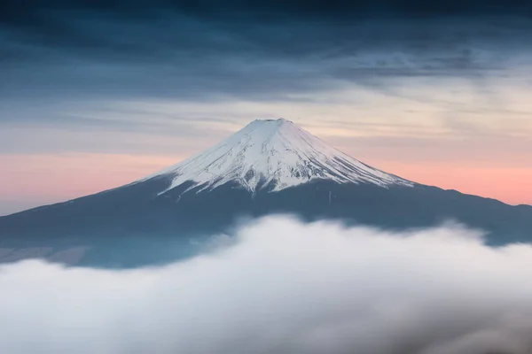 冬の夕日に美しい雲と富士山の頂上 — ストック写真