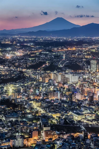 横滨市和富士山在冬天的晚上 — 图库照片