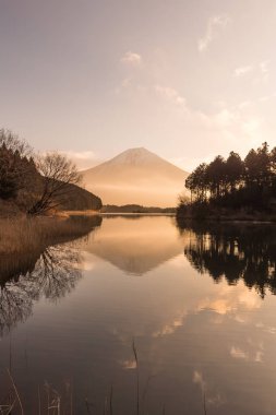 Fuji Dağı ve Gölü Tanumi güzel gündoğumu kış sezonu ile. Göl Tanuki Fuji Dağı, Japonya yakınındaki bir göldür. Fujinomiya, Shizuoka Prefecture, yer alır ve bir parçasıdır Fuji-Hakone-Izu Milli Parkı.