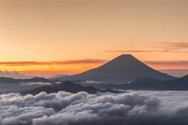 Mt.Fuji bulutlar, yaz, deniz ile Mt.Kushigata gördüm 