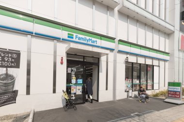 Osaka, Japonya - 19 Mar 2017: Familymart (bir kelime) Market üçüncü büyük 24 saat uygun dükkan, 7 Eleven ve Lawson sonra pazarıdır.