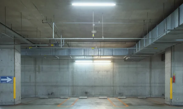 Parking Garażowy Podziemne Wnętrze Światła Neonowe Pobliżu — Zdjęcie stockowe