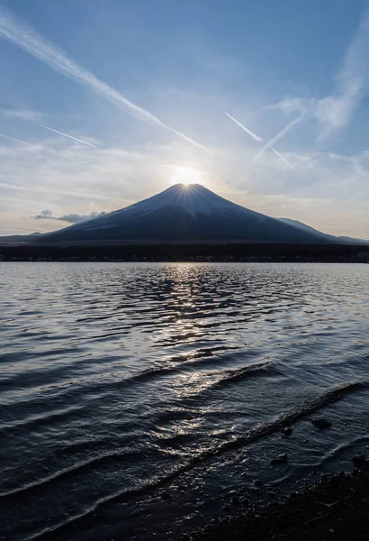 富士钻石富士钻石在山奈奈子湖的冬季 钻石富士 这个名字来源于日落与山顶相交的景象 — 图库照片