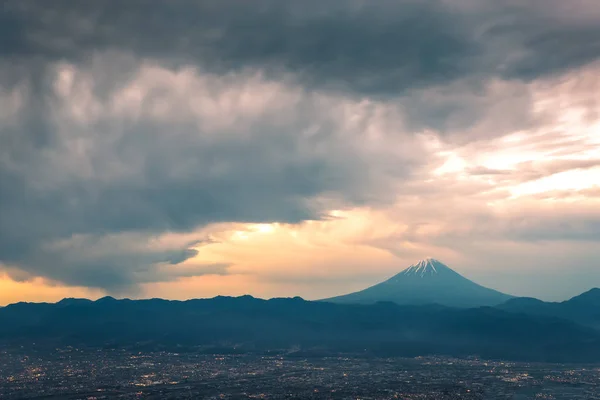 清晨有雨多云的富士山 — 图库照片