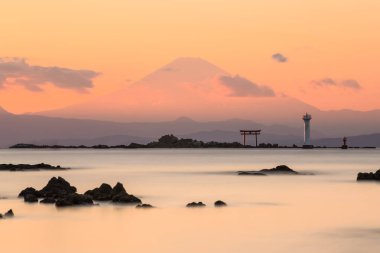 Kış sezonu günbatımı arka plan üzerinde dağ Fuji ve Tokyo Körfezi 