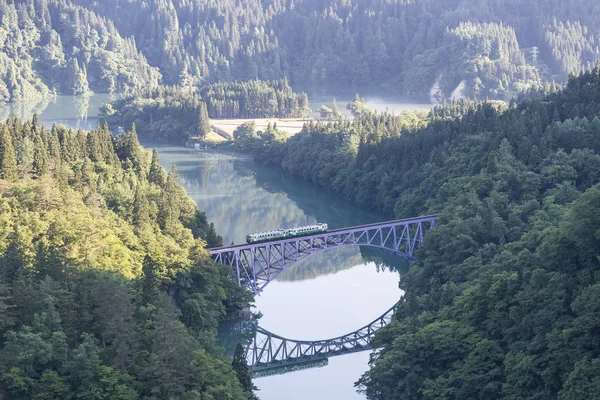 2017 のローカル鉄道只見線 夏の川の橋の上 — ストック写真