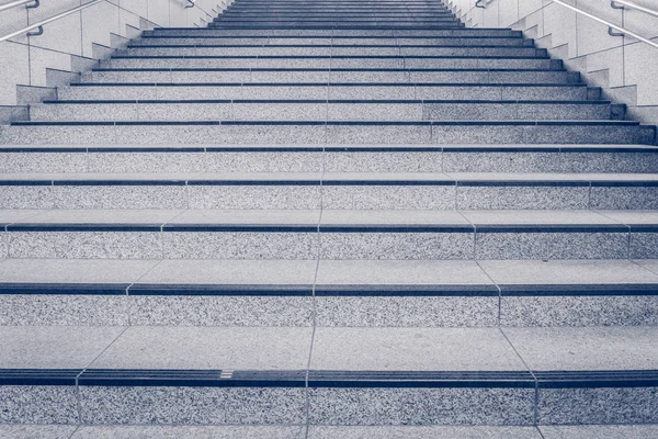 Escadaria Concreto Com Corrimãos Metálicas Edifício Moderno — Fotografia de Stock