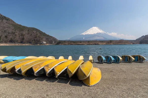 河口湖和小船在海岸在山富士背景 — 图库照片