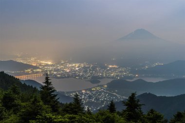 Gece MT Fuji ve Kawaguchiko gölde