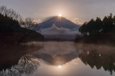 Diamond Fuji Tanuki Gölü sabah bahar mevsimi