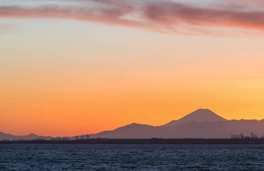 Kış sezonu günbatımı arka plan üzerinde dağ Fuji ve Tokyo Körfezi 